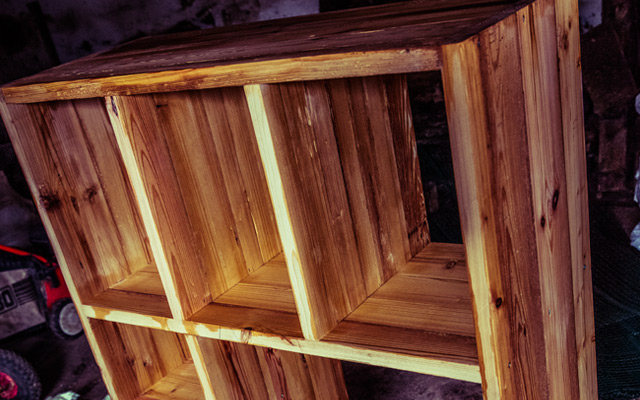 Minimalistisches Regal aus Altholz-Dachbalken