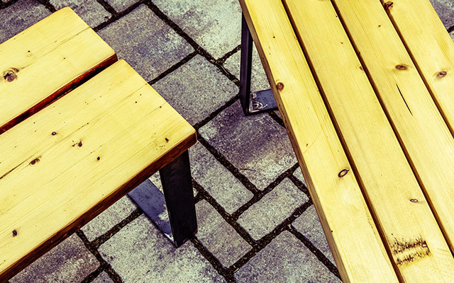 Minimalistische Sitzbänke aus Altholz